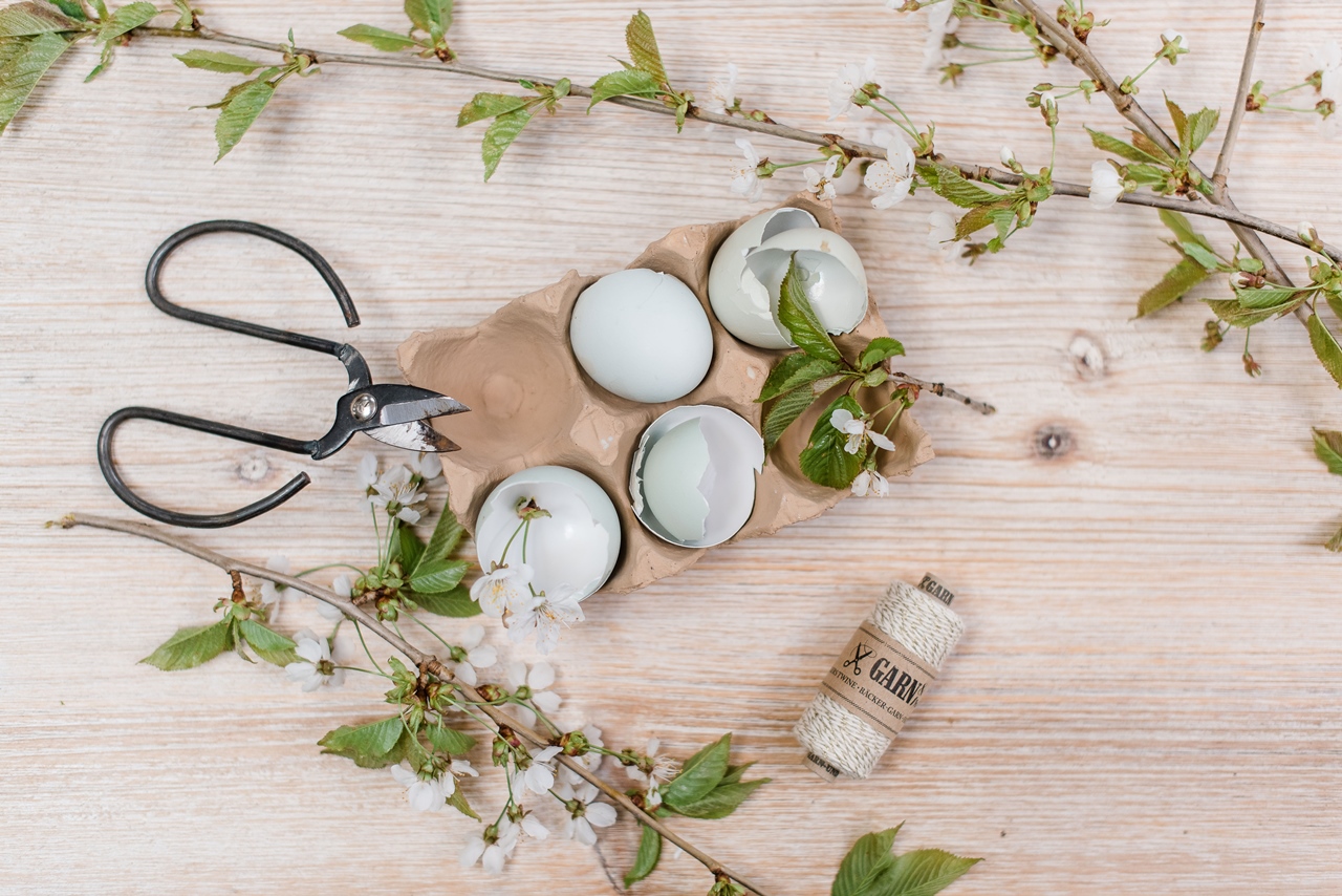 Fröhliche Ostern und Dekorieren mit Naturmaterialien