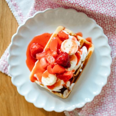 Frühlingshaftes Soulfood: Waffeln mit Rhabarber-Erdbeer Kompott