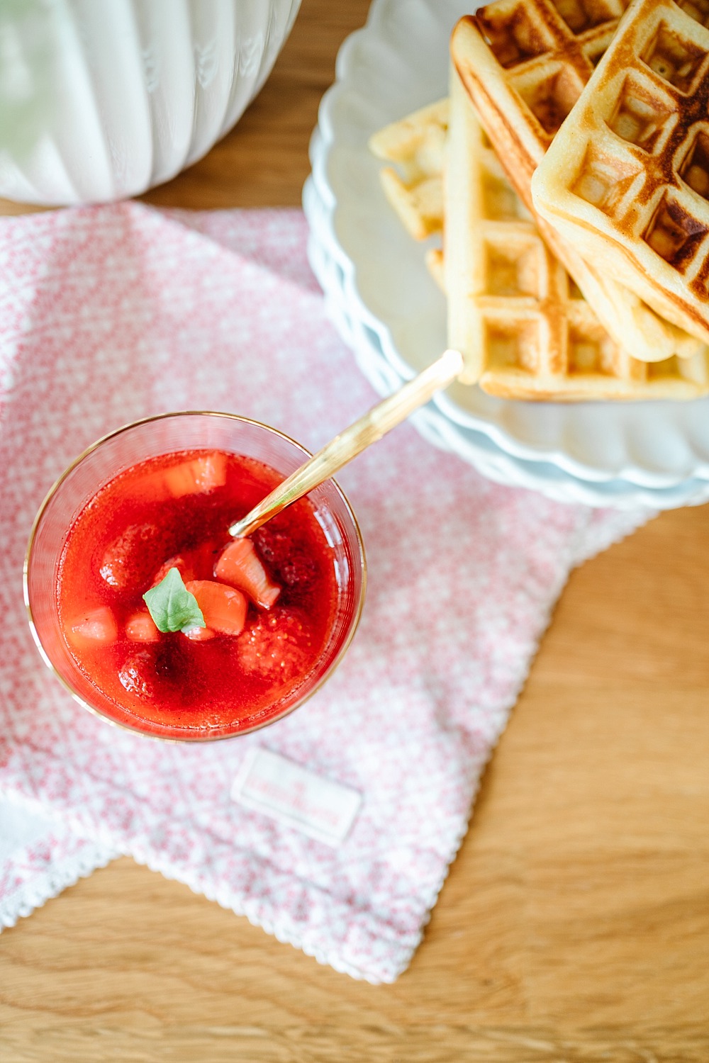 Frühlingshaftes Soulfood: Waffeln mit Rhabarber-Erdbeer Kompott